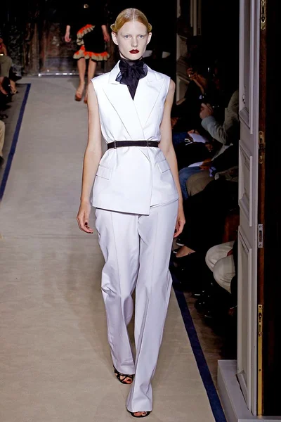 Look 10